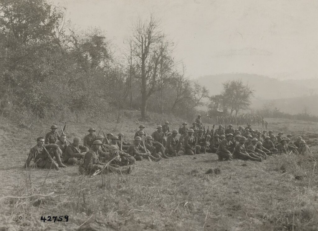 Photographie officielle américaine du bataillon perdu de la 77e Division d'infanterie, prise en France lors de l'offensive Meuse-Argonne en octobre 1918