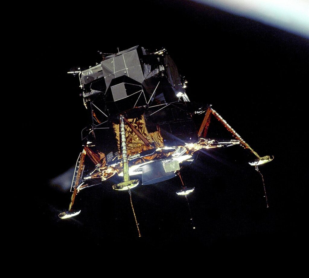 Le module lunaire Eagle d'Apollo 11 en configuration d'atterrissage en orbite lunaire, photographié depuis le module de commande Columbia le 20 juillet 1969