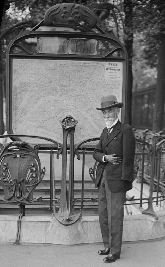 Portrait de Fulgence Bienvenüe, ingénieur père du métro parisien, devant une station de métro Belle Époque
