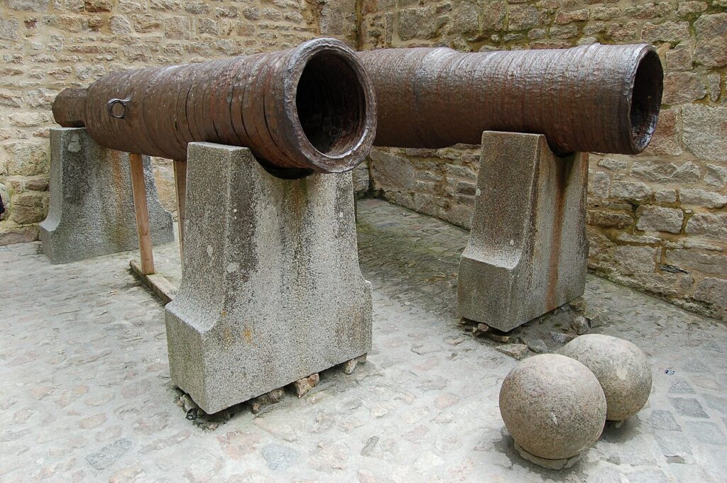 Les deux bombardes anglaises (michelettes) abandonnées par Thomas de Scales lors de l'assaut du 17 juin 1434 au Mont-Saint-Michel, trophées de la résistance normande