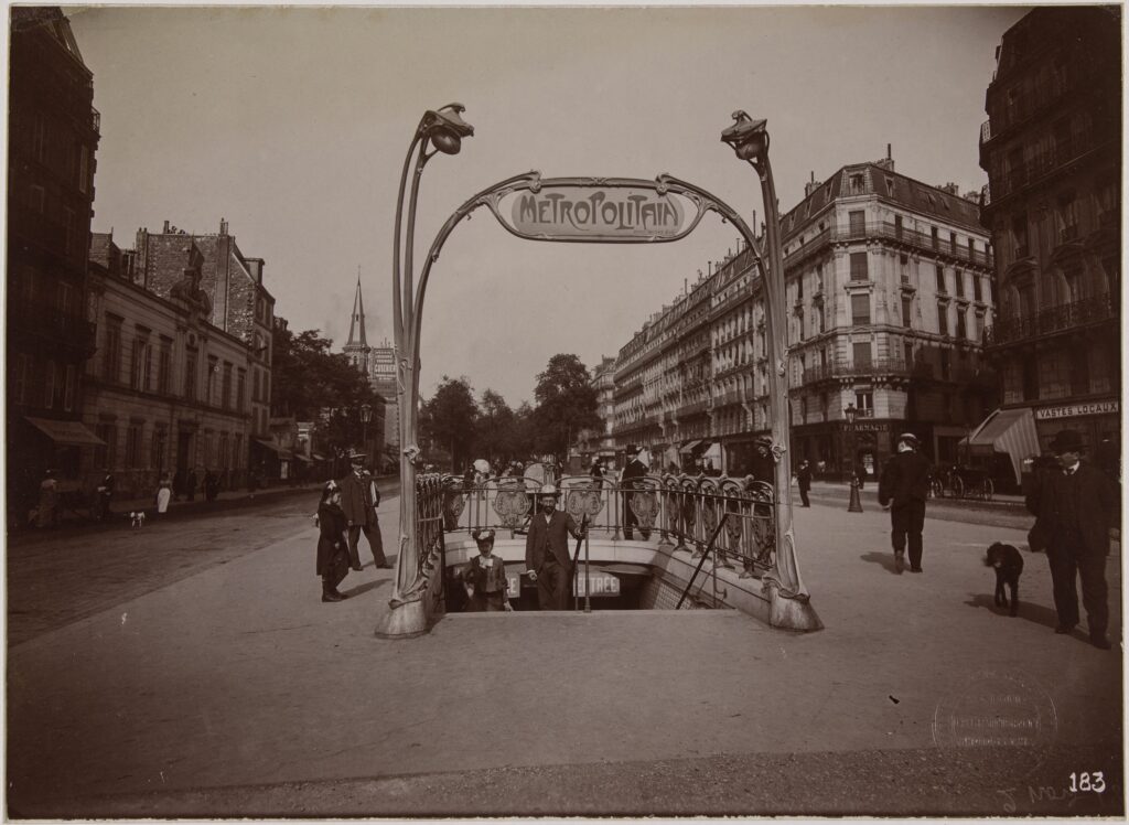 Edicule Guimard. La station de métro Rome vers la Nation. 8ème et 17ème arrondissements, Paris. 5 juin 1903