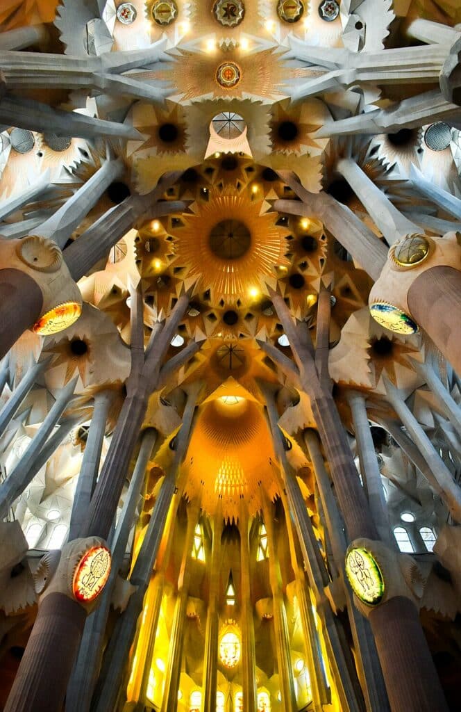 Nef intérieure de la Sagrada Família à Barcelone avec colonnes arborescentes et verrières colorées, construite après 1990