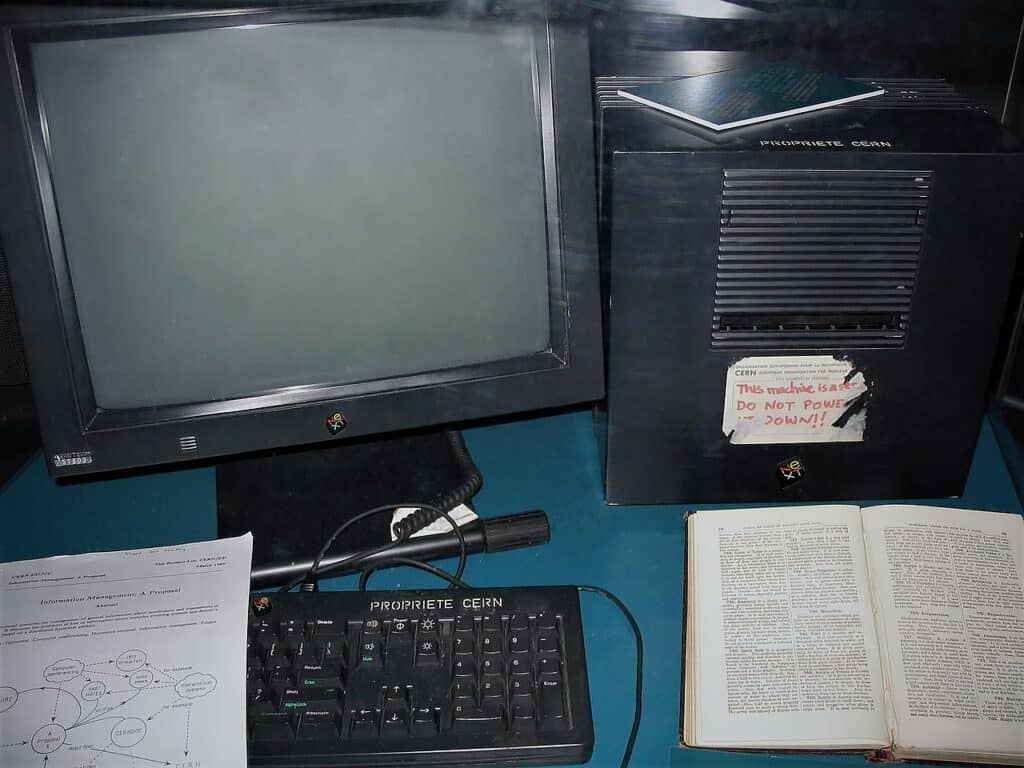 Premier serveur Web de l'histoire, un ordinateur NeXT de Tim Berners-Lee au CERN en 1990, avec l'étiquette manuscrite "This machine is a server, do not power down" - Attribution: Coolcaesar at the English-language Wikipedia