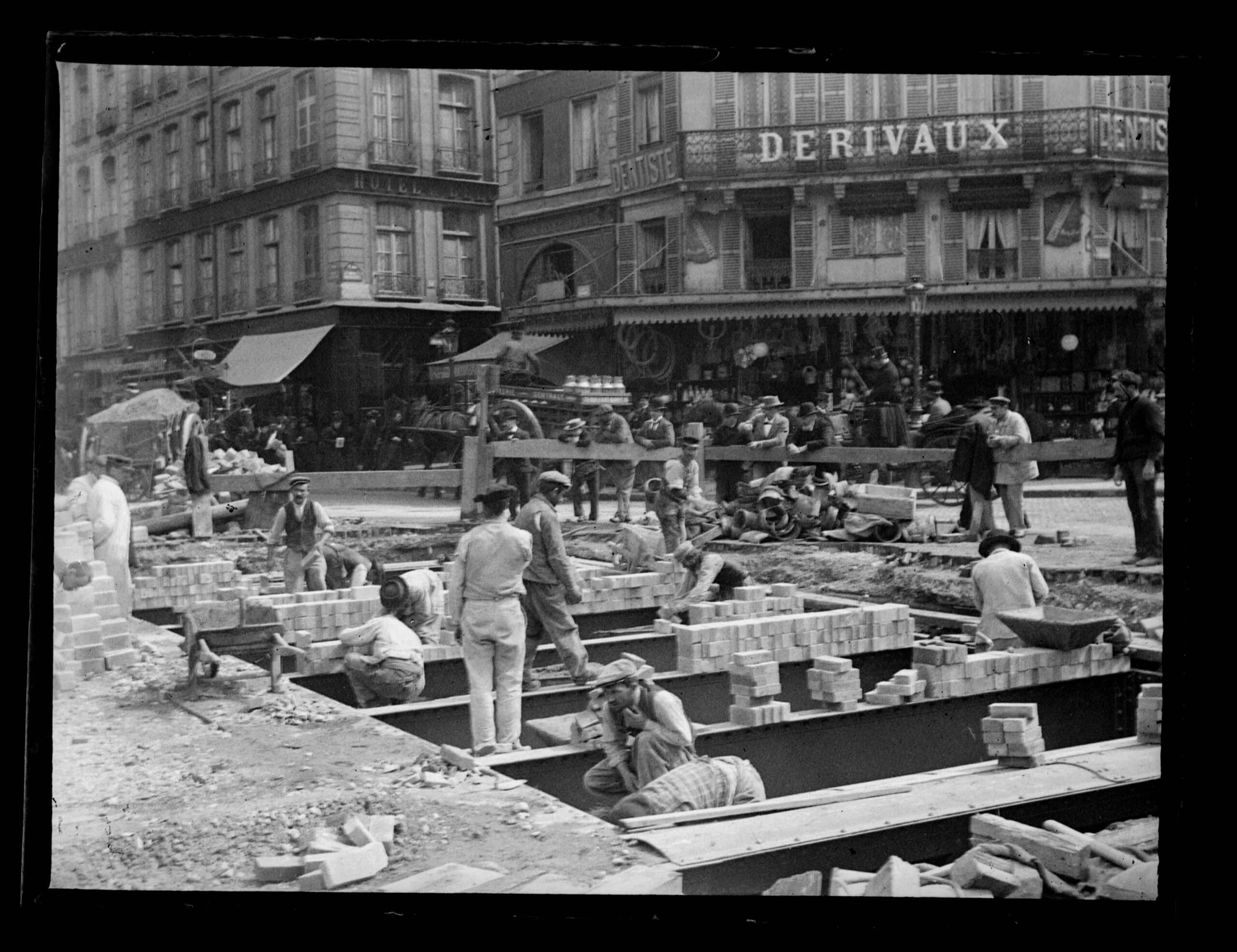 Chantier de construction de la ligne 1 du métro parisien, rue de Rivoli Paris, 1899, ouvriers creusant les tunnels