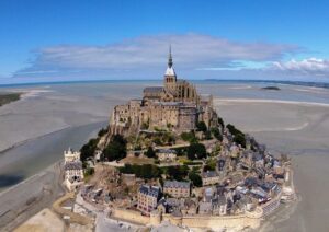 Le Mont-Saint-Michel, qui est à l'océan ce que Chéops est au désert. Victor Hugo, in Quatre-vingt-treize. Le Mont-Saint-Michel, son abbaye et sa baie, vus du ciel (Quadrocopter radio-commandé). A gauche, la rivière Couesnon, à droite l’îlot de Tombelaine. Sylvain Verlaine 30 August 2013