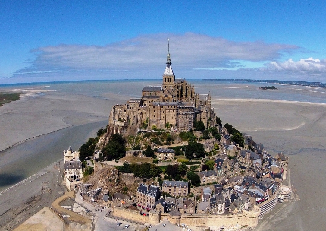 Le Mont-Saint-Michel, qui est à l'océan ce que Chéops est au désert. Victor Hugo, in Quatre-vingt-treize. Le Mont-Saint-Michel, son abbaye et sa baie, vus du ciel (Quadrocopter radio-commandé). A gauche, la rivière Couesnon, à droite l’îlot de Tombelaine. Sylvain Verlaine 30 August 2013